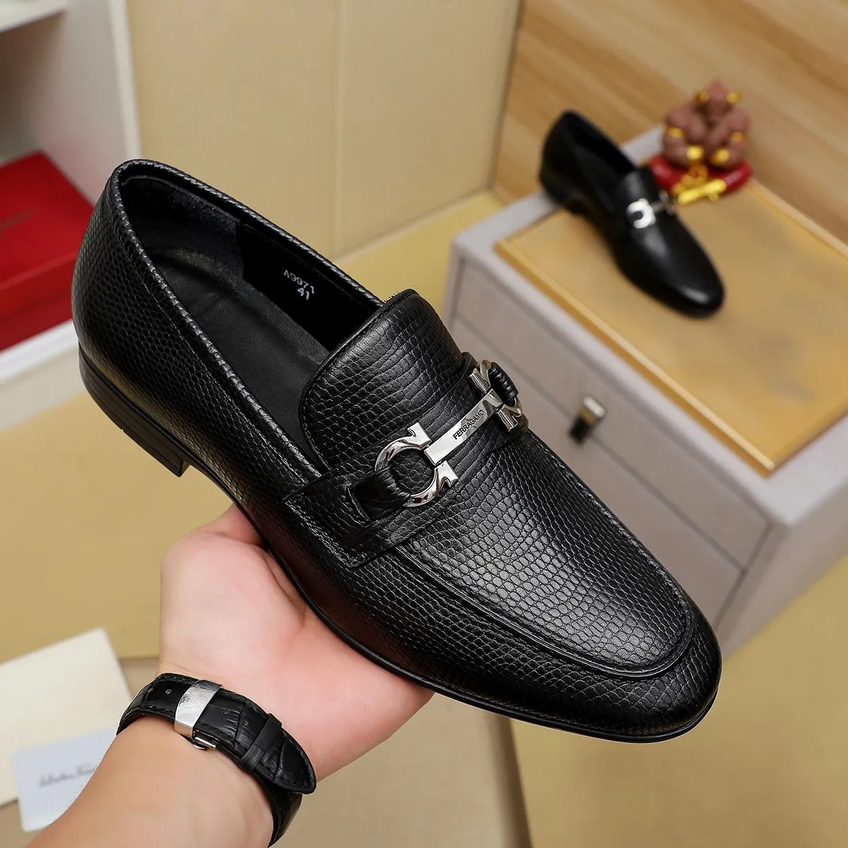 Men's shoes 250 🕷🕷🐂【Ferragamo】Ferragamo Popular fashionable casual shoes🇨🇳Official website counter 1:1 production, original mold opening💯Good quality can be seen, imported high-end first-layer pebbled calfskin, water-dyed🐂leather lining🌿very clear texture, high-quality waterproof, non-slip and wear-resistant outsole🎋high quality and low price, truly handmade🍓, color optional! Code number 38-44 (45. To be customized)